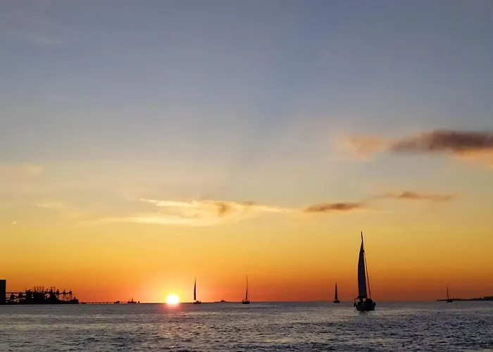 Be Local - Sleep Aboard The Santa Maria Sailing Boat In Lisbon